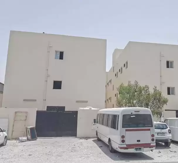 Mixte Utilisé Propriété prête 7+ chambres U / f Camp de travail  a louer au Al-Sadd , Doha #9123 - 1  image 